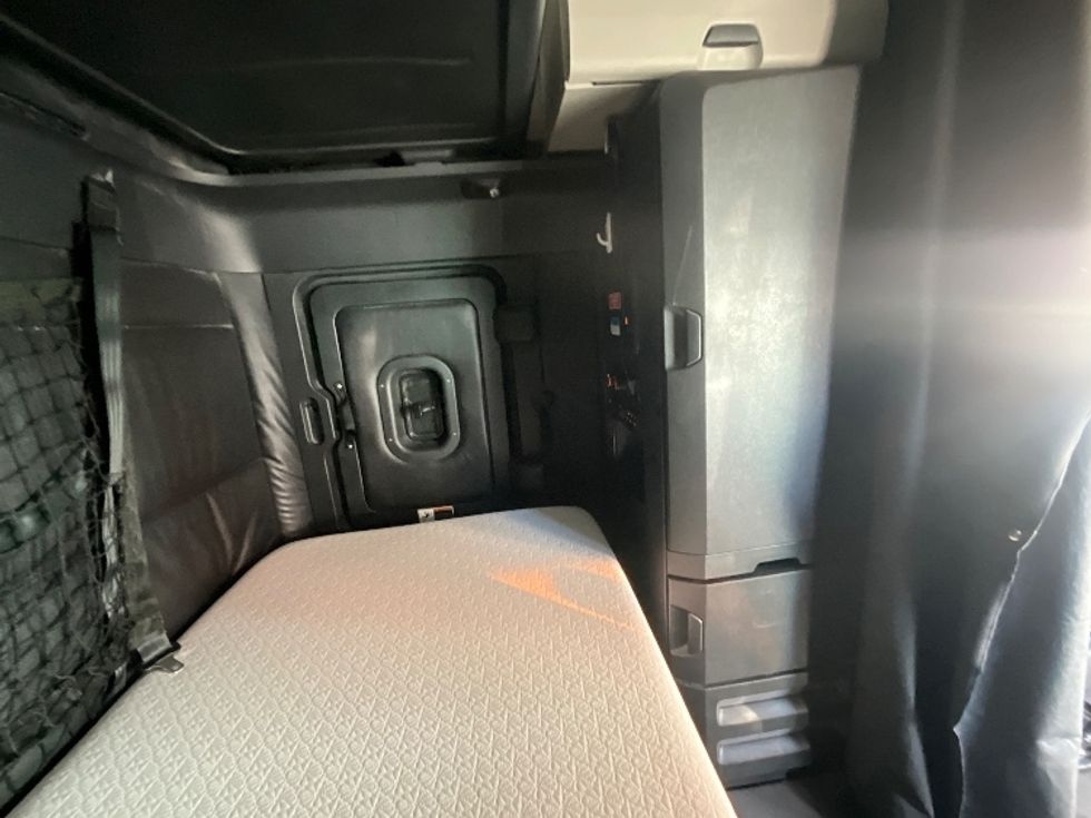 Sleeper Tractor-Heavy Duty Tractors-Freightliner-2023-T12664ST-Torrance-CA-642,223\n\t\tmiles-$ 65,000 - Image 18