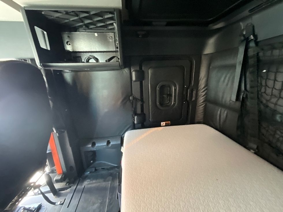 Sleeper Tractor-Heavy Duty Tractors-Freightliner-2023-T12664ST-Torrance-CA-642,223\n\t\tmiles-$ 65,000 - Image 19