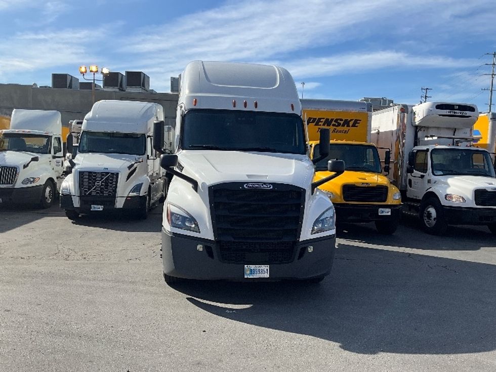 Sleeper Tractor-Heavy Duty Tractors-Freightliner-2023-T12664ST-Torrance-CA-642,223\n\t\tmiles-$ 65,000 - Image 2