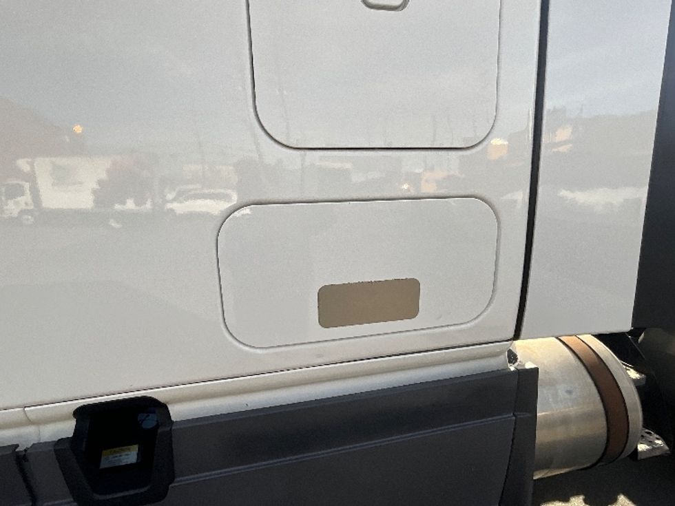 Sleeper Tractor-Heavy Duty Tractors-Freightliner-2023-T12664ST-Torrance-CA-642,223\n\t\tmiles-$ 65,000 - Image 22