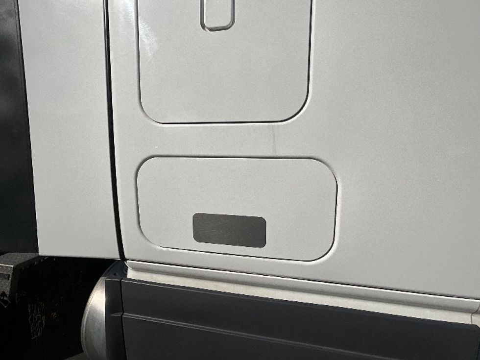 Sleeper Tractor-Heavy Duty Tractors-Freightliner-2023-T12664ST-Torrance-CA-642,223\n\t\tmiles-$ 65,000 - Image 23