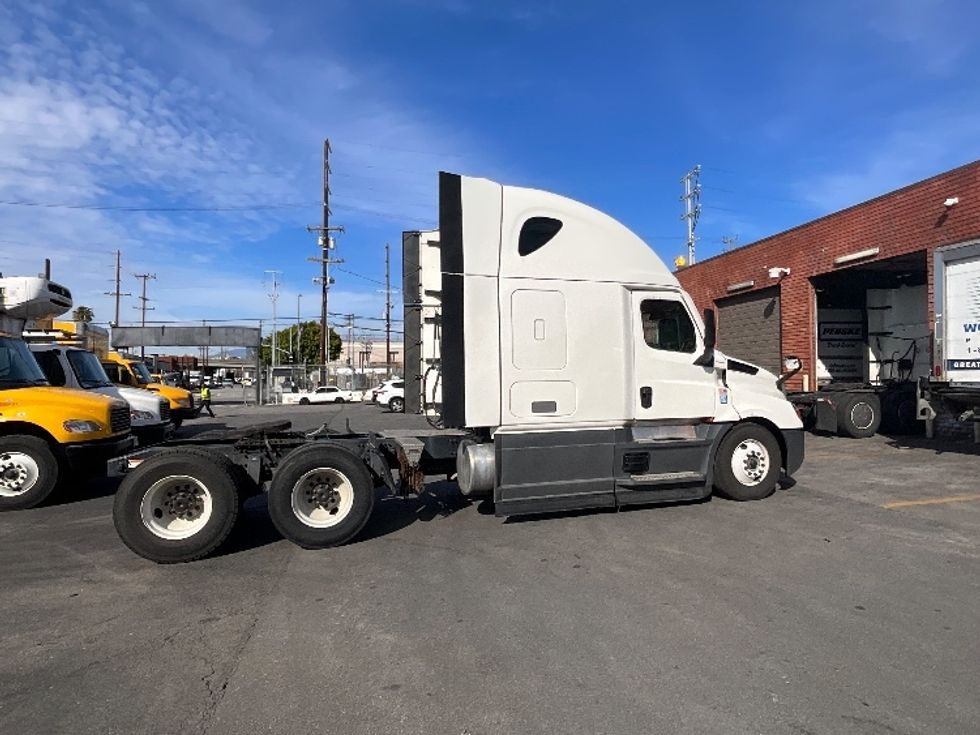 Sleeper Tractor-Heavy Duty Tractors-Freightliner-2023-T12664ST-Torrance-CA-642,223\n\t\tmiles-$ 65,000 - Image 8