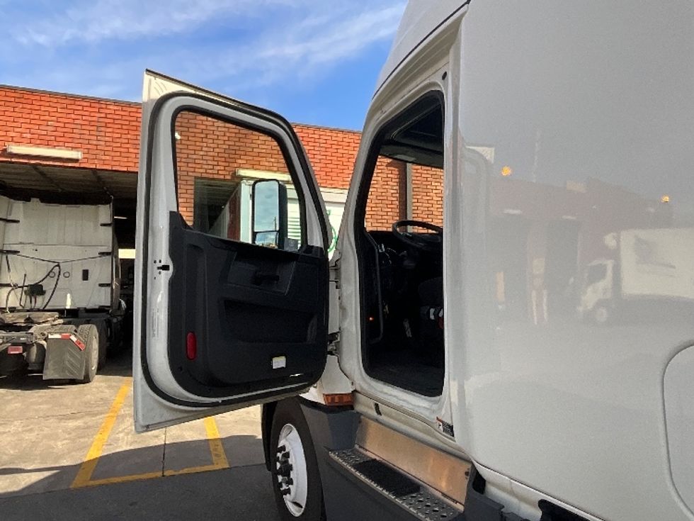 Sleeper Tractor-Heavy Duty Tractors-Freightliner-2023-T12664ST-Torrance-CA-642,223\n\t\tmiles-$ 65,000 - Image 9