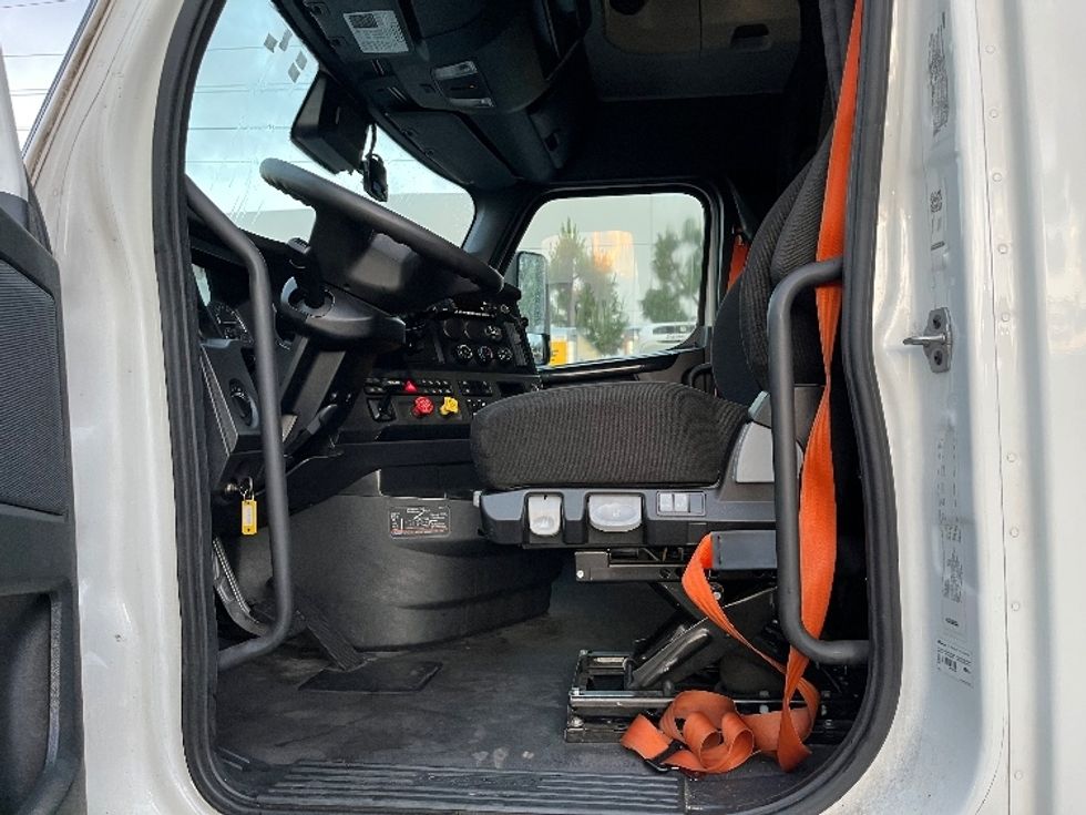 Sleeper Tractor-Heavy Duty Tractors-Freightliner-2023-T12664ST-Torrance-CA-650,745\n\t\tmiles-$ 65,500 - Image 10