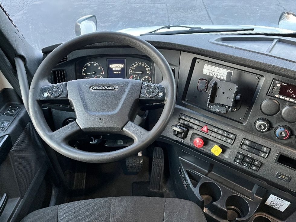 Sleeper Tractor-Heavy Duty Tractors-Freightliner-2023-T12664ST-Torrance-CA-650,745\n\t\tmiles-$ 65,500 - Image 11