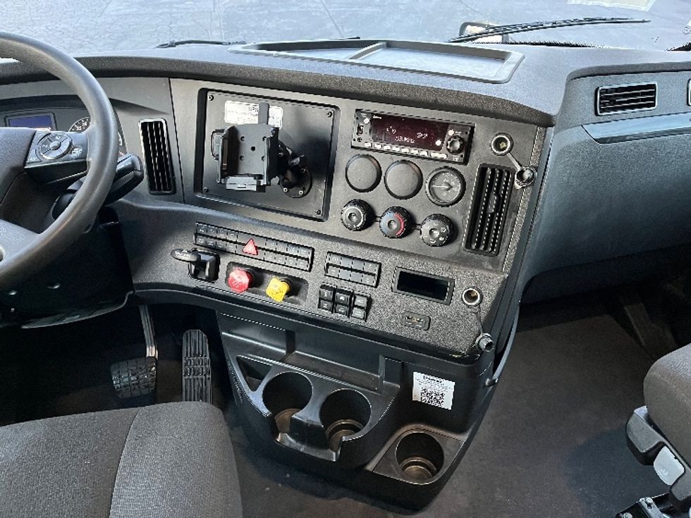 Sleeper Tractor-Heavy Duty Tractors-Freightliner-2023-T12664ST-Torrance-CA-650,745\n\t\tmiles-$ 65,500 - Image 12