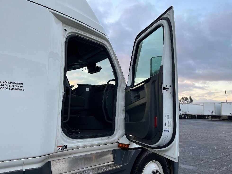 Sleeper Tractor-Heavy Duty Tractors-Freightliner-2023-T12664ST-Torrance-CA-650,745\n\t\tmiles-$ 65,500 - Image 13