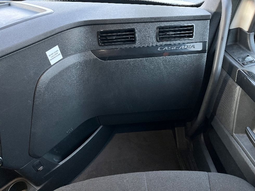 Sleeper Tractor-Heavy Duty Tractors-Freightliner-2023-T12664ST-Torrance-CA-650,745\n\t\tmiles-$ 65,500 - Image 14