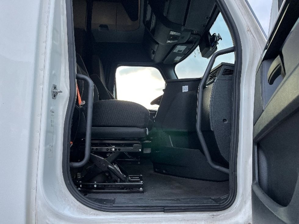 Sleeper Tractor-Heavy Duty Tractors-Freightliner-2023-T12664ST-Torrance-CA-650,745\n\t\tmiles-$ 65,500 - Image 15