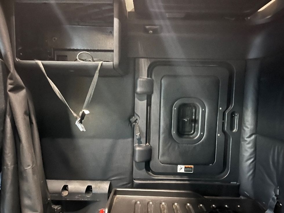 Sleeper Tractor-Heavy Duty Tractors-Freightliner-2023-T12664ST-Torrance-CA-650,745\n\t\tmiles-$ 65,500 - Image 19