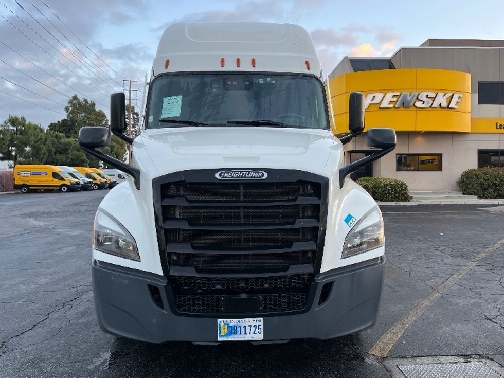 Sleeper Tractor-Heavy Duty Tractors-Freightliner-2023-T12664ST-Torrance-CA-650,745\n\t\tmiles-$ 65,500 - Image 2