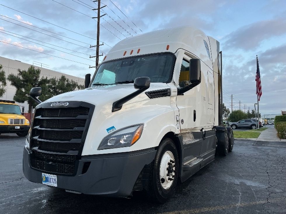 Sleeper Tractor-Heavy Duty Tractors-Freightliner-2023-T12664ST-Torrance-CA-650,745\n\t\tmiles-$ 65,500 - Image 3