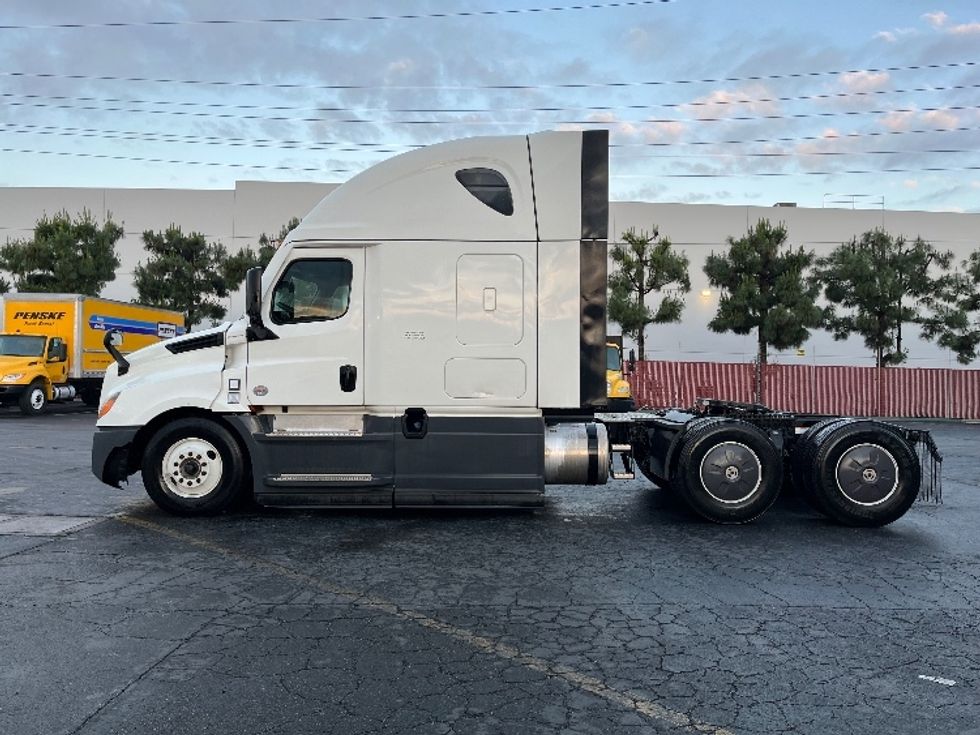 Sleeper Tractor-Heavy Duty Tractors-Freightliner-2023-T12664ST-Torrance-CA-650,745\n\t\tmiles-$ 65,500 - Image 4
