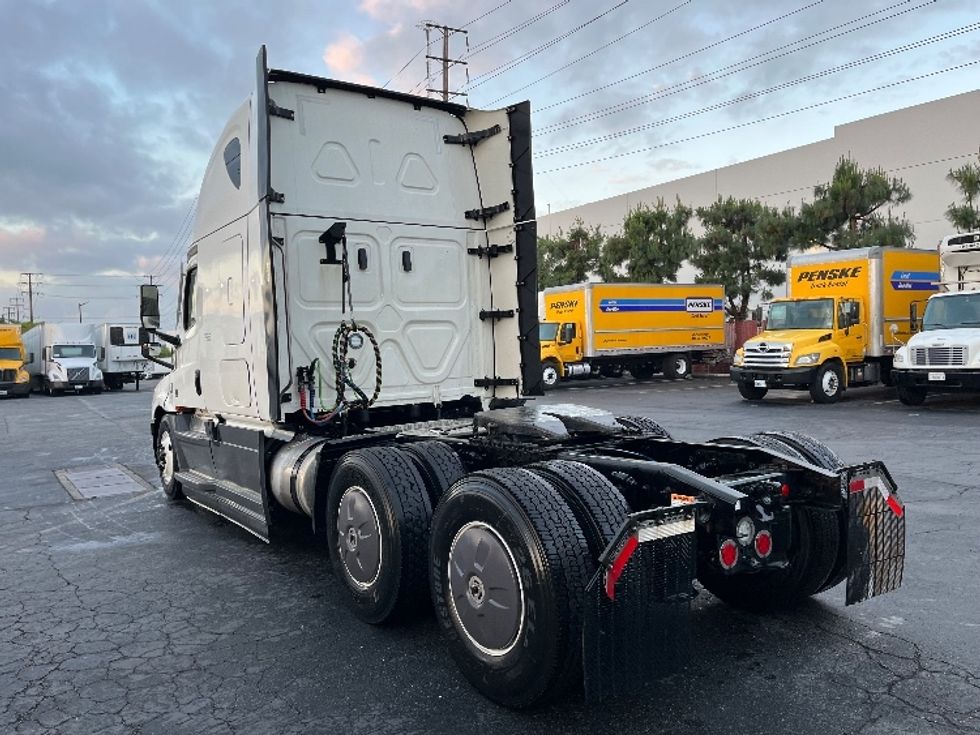 Sleeper Tractor-Heavy Duty Tractors-Freightliner-2023-T12664ST-Torrance-CA-650,745\n\t\tmiles-$ 65,500 - Image 5