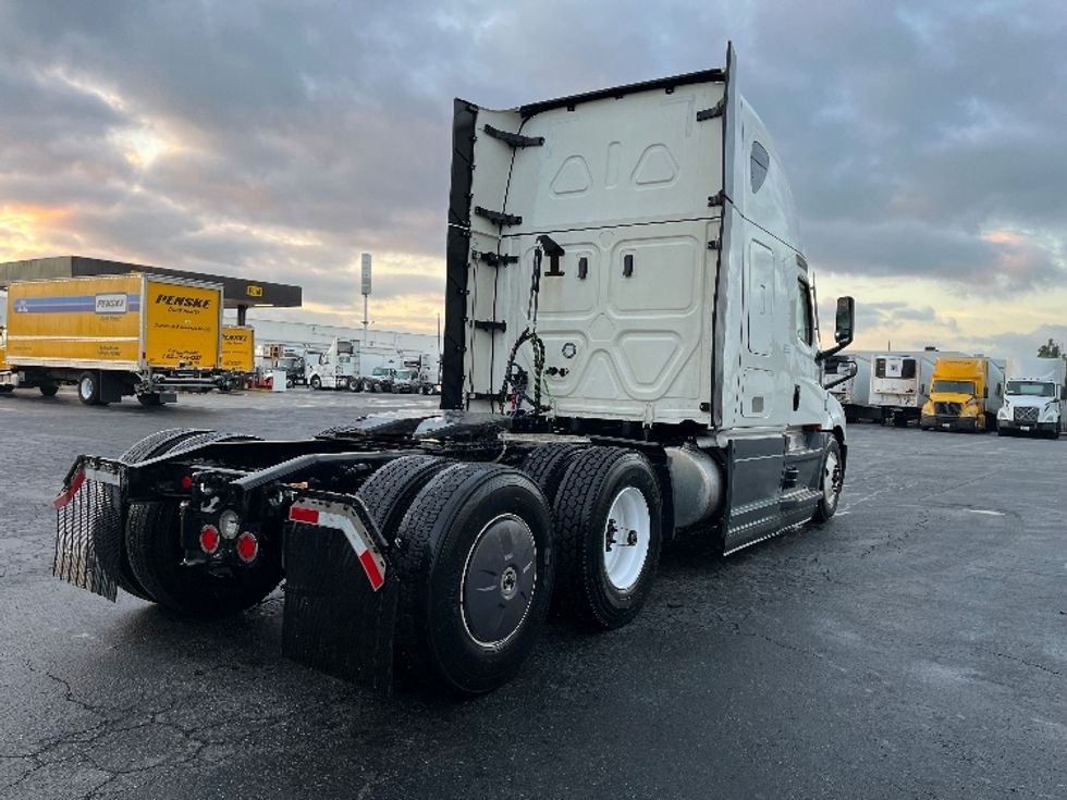 Sleeper Tractor-Heavy Duty Tractors-Freightliner-2023-T12664ST-Torrance-CA-650,745\n\t\tmiles-$ 65,500 - Image 7