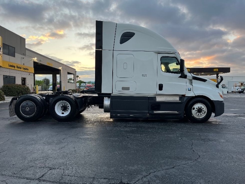 Sleeper Tractor-Heavy Duty Tractors-Freightliner-2023-T12664ST-Torrance-CA-650,745\n\t\tmiles-$ 65,500 - Image 8