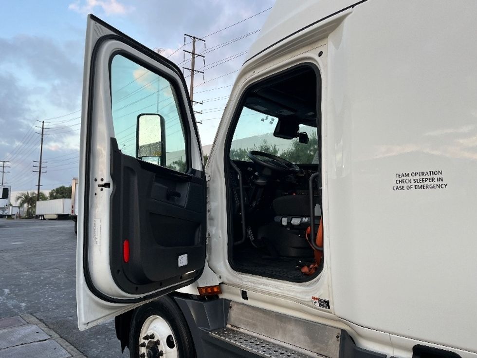 Sleeper Tractor-Heavy Duty Tractors-Freightliner-2023-T12664ST-Torrance-CA-650,745\n\t\tmiles-$ 65,500 - Image 9