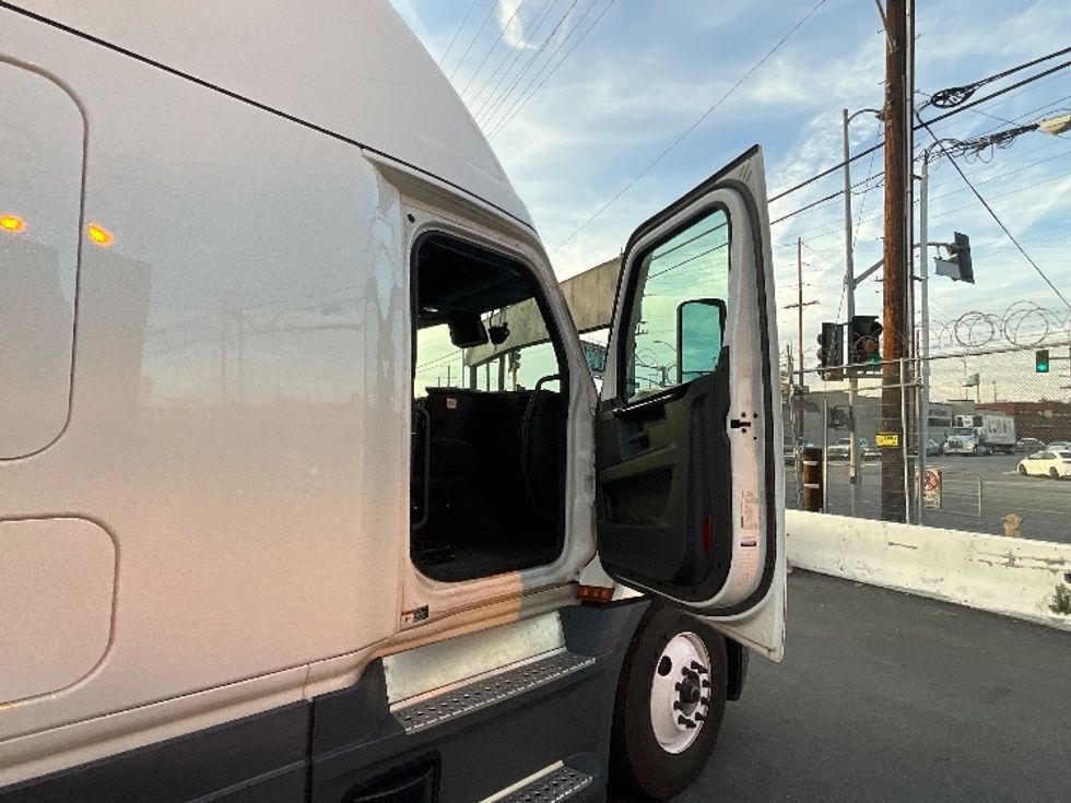 Sleeper Tractor-Heavy Duty Tractors-Freightliner-2023-T12664ST-Torrance-CA-659,309\n\t\tmiles-$ 63,250 - Image 13