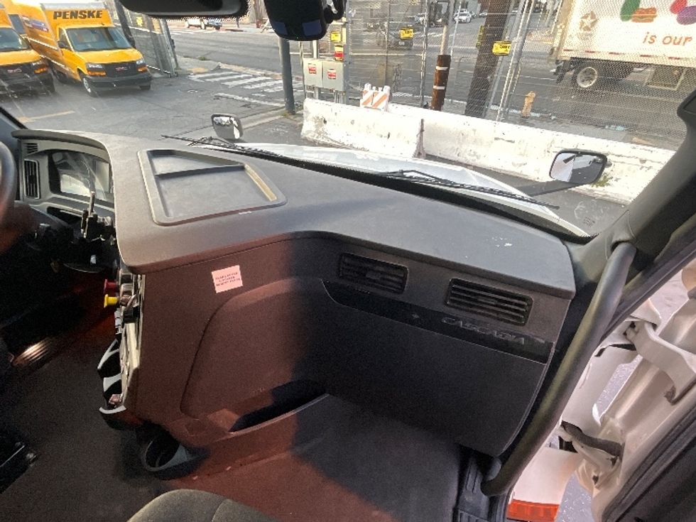 Sleeper Tractor-Heavy Duty Tractors-Freightliner-2023-T12664ST-Torrance-CA-659,309\n\t\tmiles-$ 63,250 - Image 14