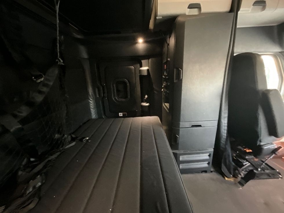 Sleeper Tractor-Heavy Duty Tractors-Freightliner-2023-T12664ST-Torrance-CA-659,309\n\t\tmiles-$ 63,250 - Image 18