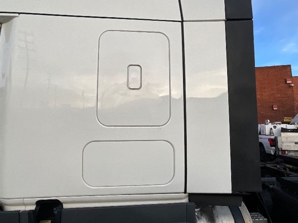 Sleeper Tractor-Heavy Duty Tractors-Freightliner-2023-T12664ST-Torrance-CA-659,309\n\t\tmiles-$ 63,250 - Image 22