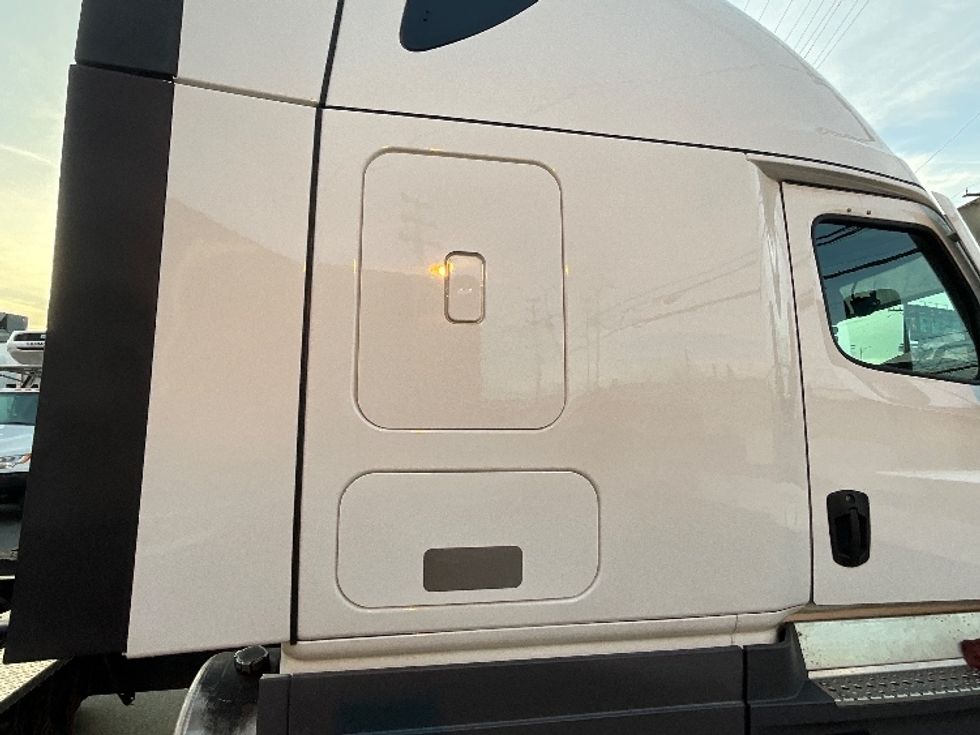 Sleeper Tractor-Heavy Duty Tractors-Freightliner-2023-T12664ST-Torrance-CA-659,309\n\t\tmiles-$ 63,250 - Image 23