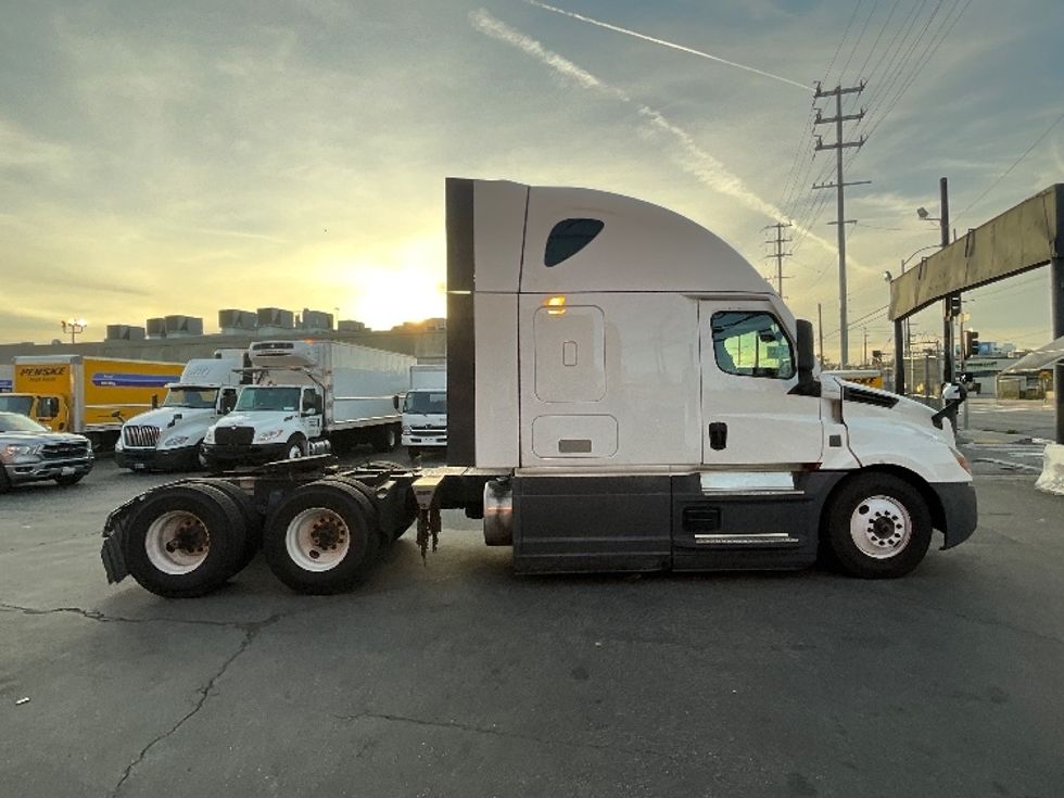 Sleeper Tractor-Heavy Duty Tractors-Freightliner-2023-T12664ST-Torrance-CA-659,309\n\t\tmiles-$ 63,250 - Image 8