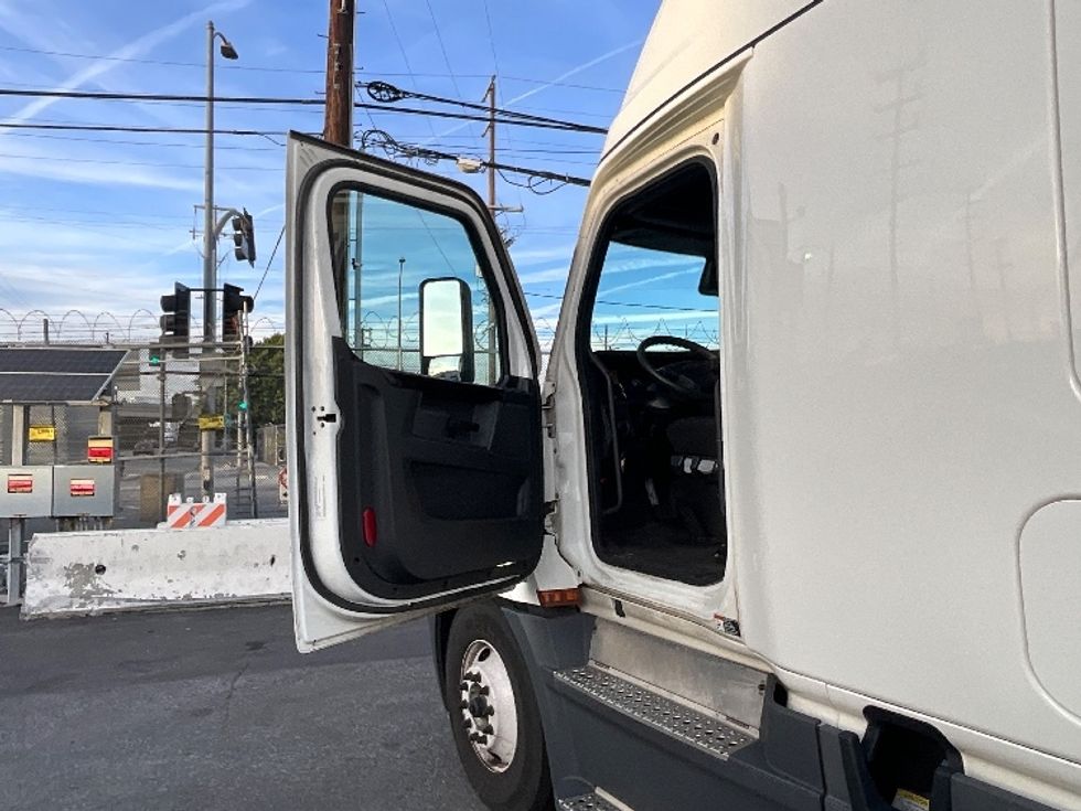 Sleeper Tractor-Heavy Duty Tractors-Freightliner-2023-T12664ST-Torrance-CA-659,309\n\t\tmiles-$ 63,250 - Image 9