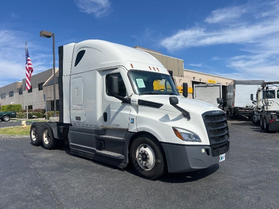 Sleeper Tractor-Heavy Duty Tractors-Freightliner-2023-T12664ST-Torrance-CA-661,825\n\t\tmiles-$ 64,250 - Image 1