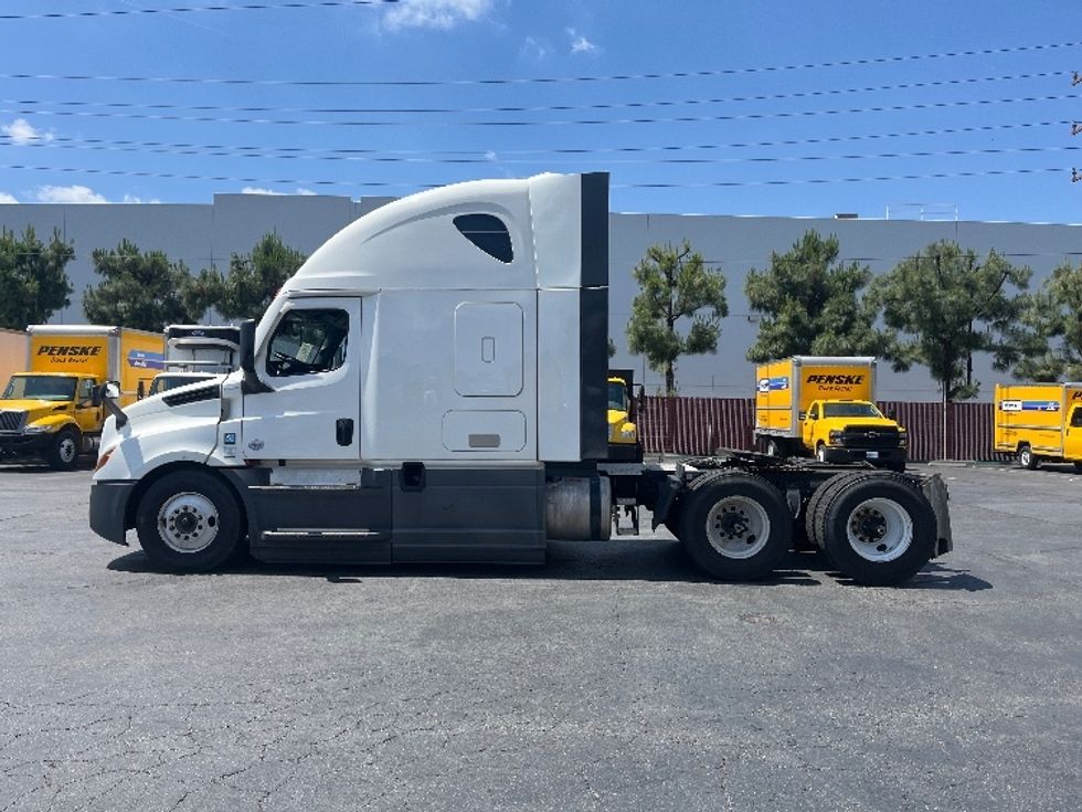 Sleeper Tractor-Heavy Duty Tractors-Freightliner-2023-T12664ST-Torrance-CA-661,825\n\t\tmiles-$ 64,250 - Image 4