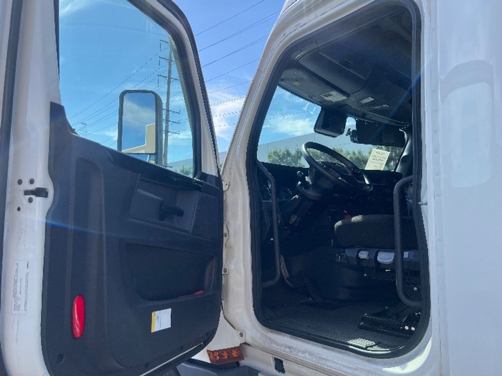 Sleeper Tractor-Heavy Duty Tractors-Freightliner-2023-T12664ST-Torrance-CA-661,825\n\t\tmiles-$ 64,250 - Image 9