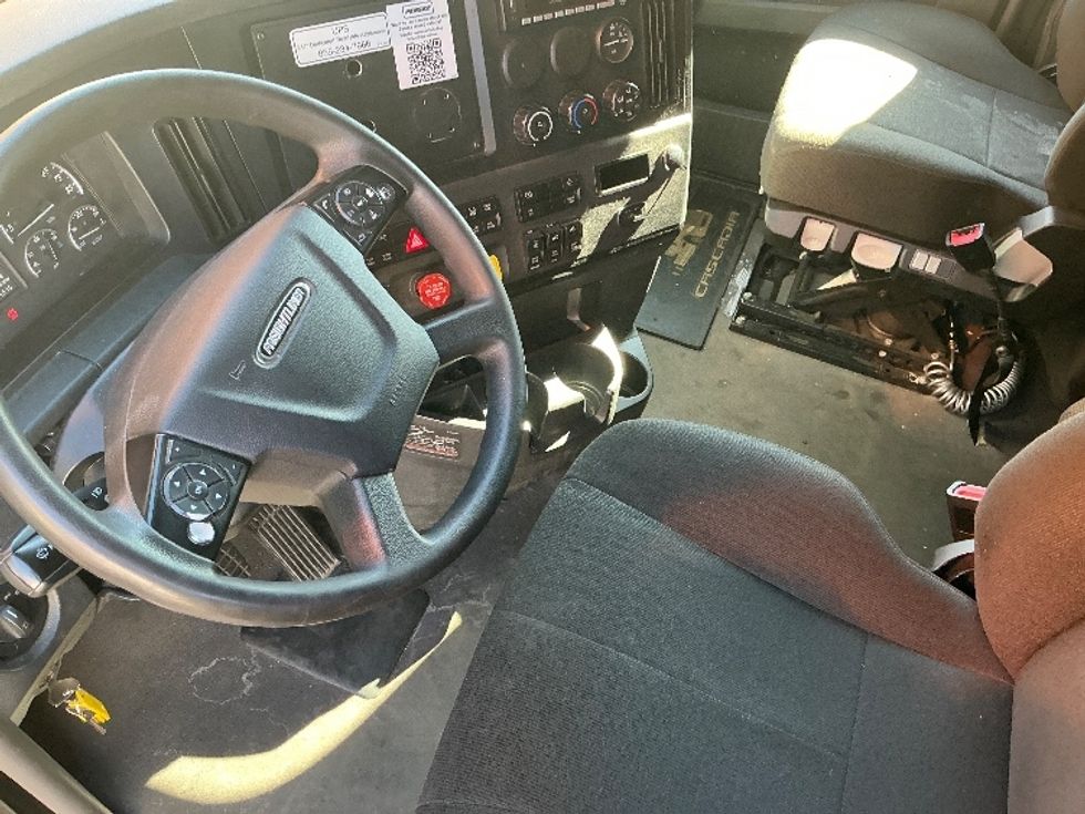 Sleeper Tractor-Heavy Duty Tractors-Freightliner-2023-T12664ST-Torrance-CA-662,615\n\t\tmiles-$ 63,000 - Image 10