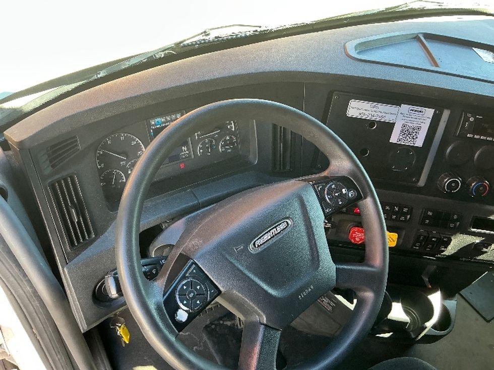 Sleeper Tractor-Heavy Duty Tractors-Freightliner-2023-T12664ST-Torrance-CA-662,615\n\t\tmiles-$ 63,000 - Image 11