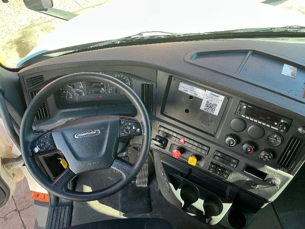 Sleeper Tractor-Heavy Duty Tractors-Freightliner-2023-T12664ST-Torrance-CA-662,615\n\t\tmiles-$ 63,000 - Image 12