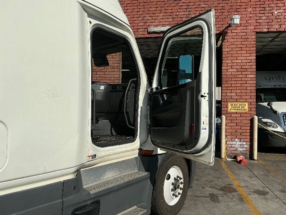 Sleeper Tractor-Heavy Duty Tractors-Freightliner-2023-T12664ST-Torrance-CA-662,615\n\t\tmiles-$ 63,000 - Image 13