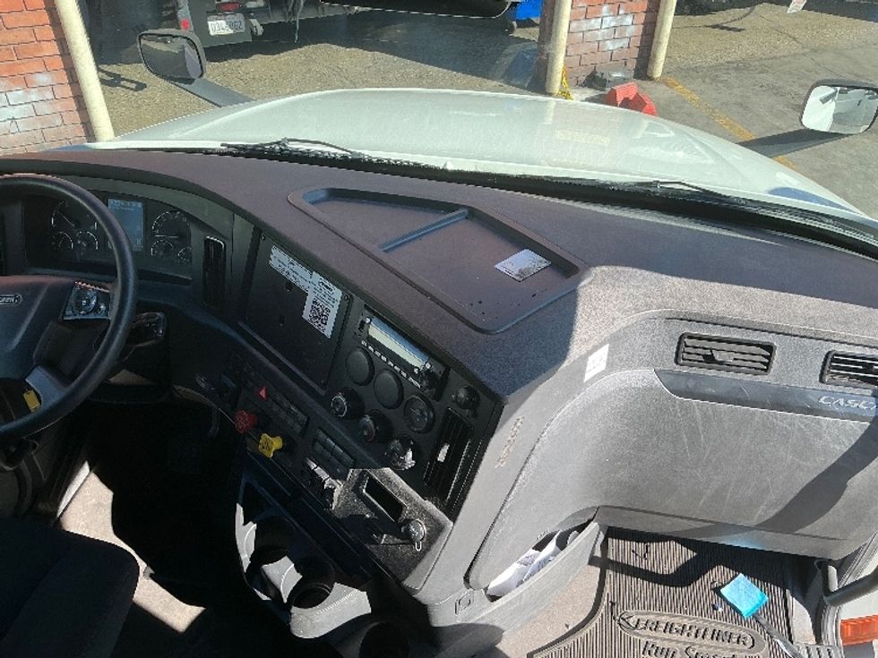 Sleeper Tractor-Heavy Duty Tractors-Freightliner-2023-T12664ST-Torrance-CA-662,615\n\t\tmiles-$ 63,000 - Image 15