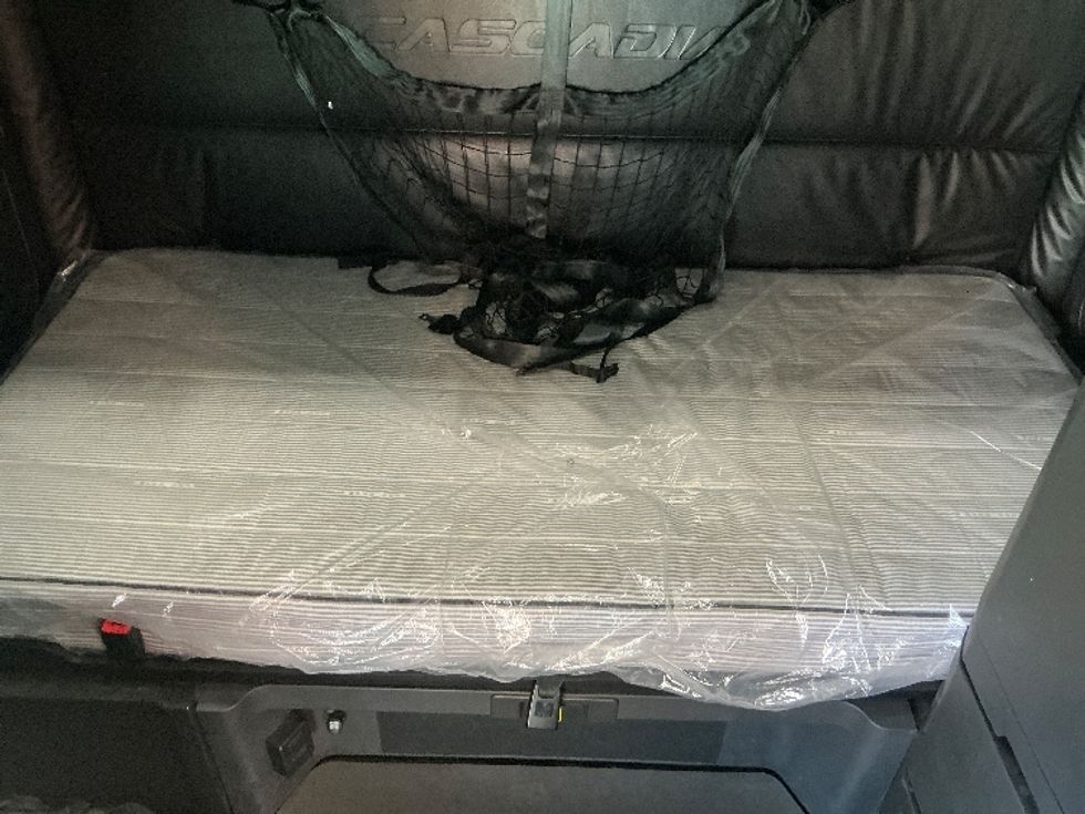 Sleeper Tractor-Heavy Duty Tractors-Freightliner-2023-T12664ST-Torrance-CA-662,615\n\t\tmiles-$ 63,000 - Image 16