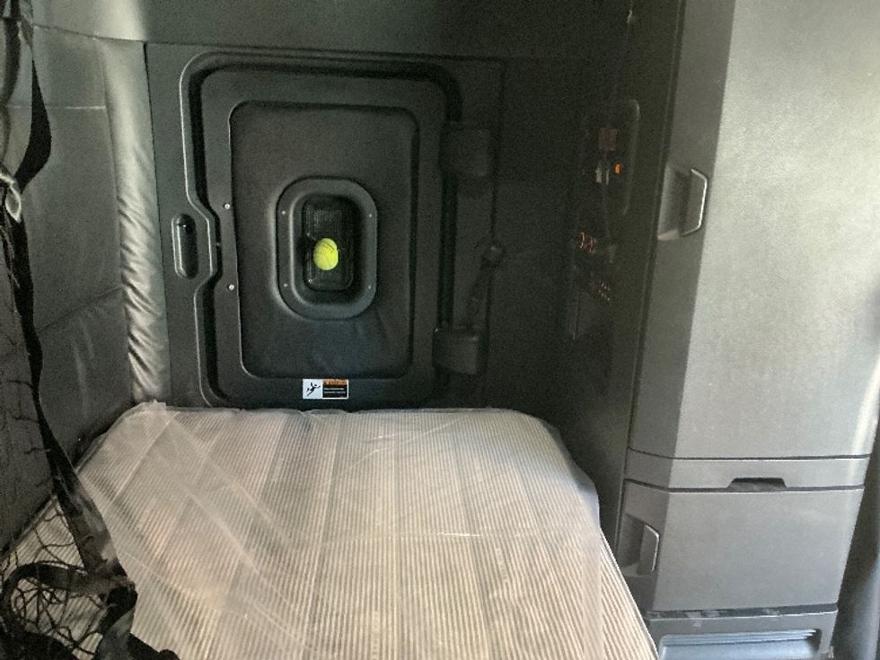 Sleeper Tractor-Heavy Duty Tractors-Freightliner-2023-T12664ST-Torrance-CA-662,615\n\t\tmiles-$ 63,000 - Image 18