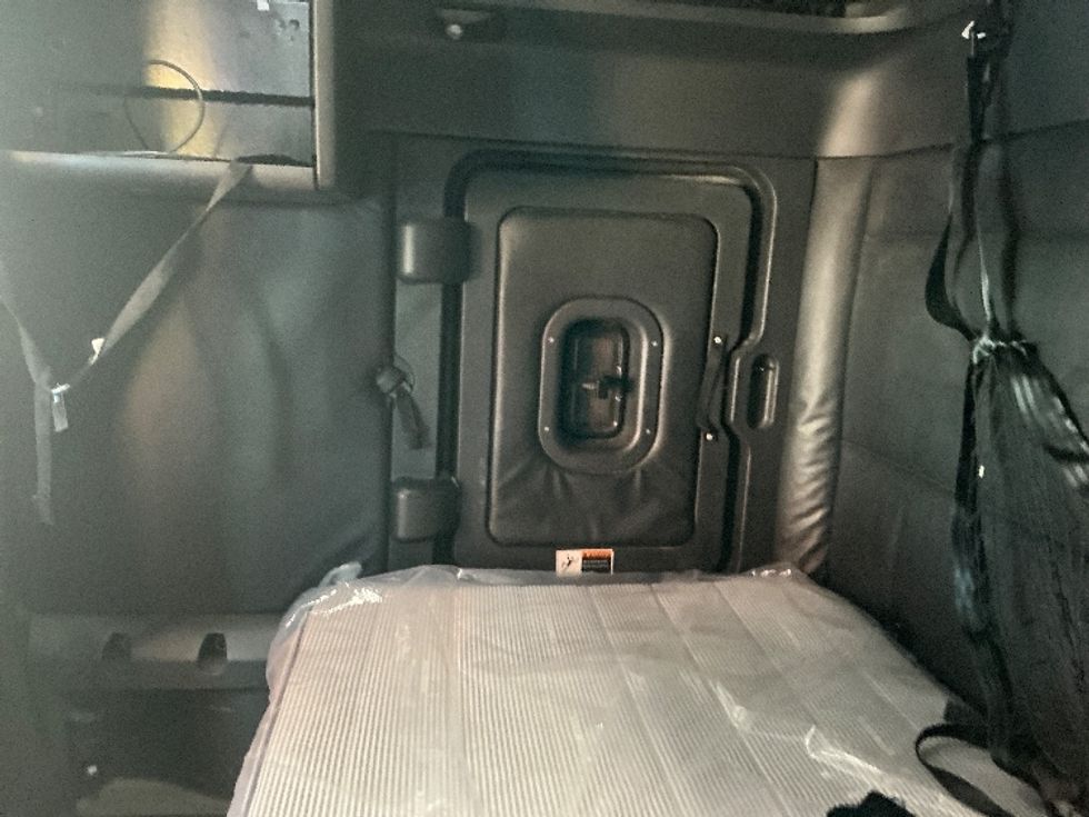 Sleeper Tractor-Heavy Duty Tractors-Freightliner-2023-T12664ST-Torrance-CA-662,615\n\t\tmiles-$ 63,000 - Image 19