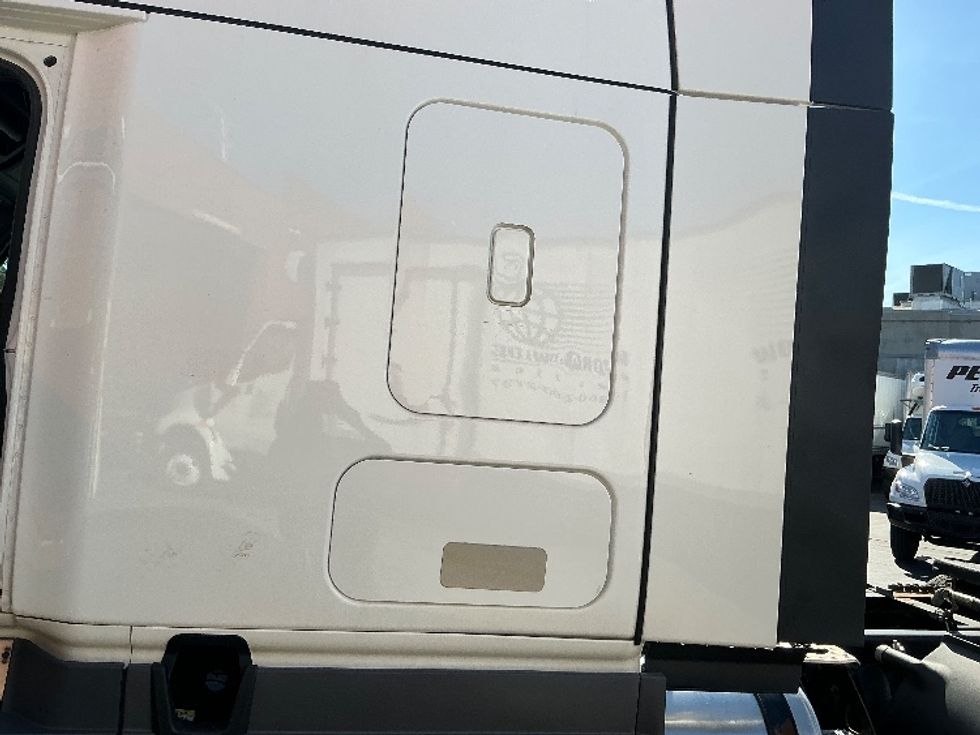 Sleeper Tractor-Heavy Duty Tractors-Freightliner-2023-T12664ST-Torrance-CA-662,615\n\t\tmiles-$ 63,000 - Image 21