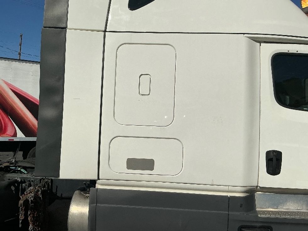 Sleeper Tractor-Heavy Duty Tractors-Freightliner-2023-T12664ST-Torrance-CA-662,615\n\t\tmiles-$ 63,000 - Image 22