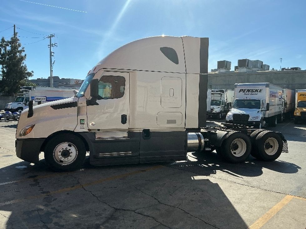 Sleeper Tractor-Heavy Duty Tractors-Freightliner-2023-T12664ST-Torrance-CA-662,615\n\t\tmiles-$ 63,000 - Image 4