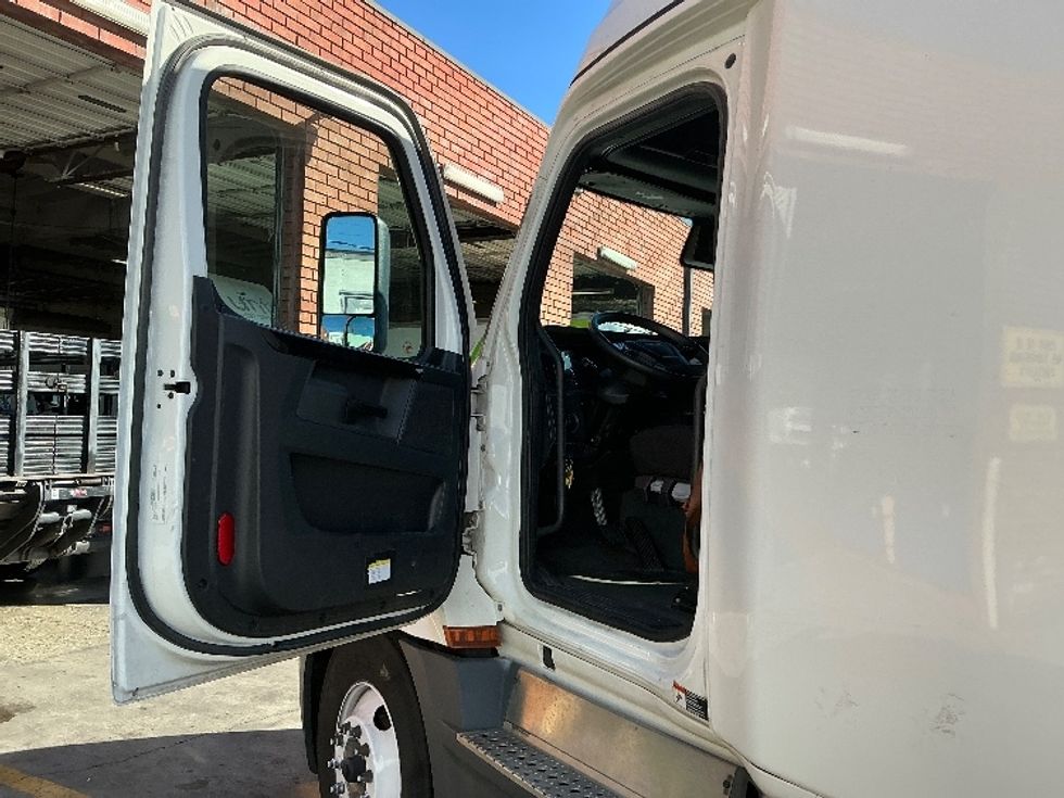 Sleeper Tractor-Heavy Duty Tractors-Freightliner-2023-T12664ST-Torrance-CA-662,615\n\t\tmiles-$ 63,000 - Image 9