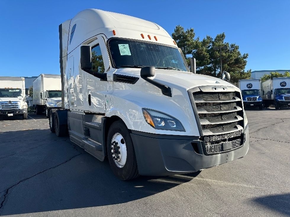 Sleeper Tractor-Heavy Duty Tractors-Freightliner-2023-T12664ST-Torrance-CA-669,578\n\t\tmiles-$ 63,500 - Image 1