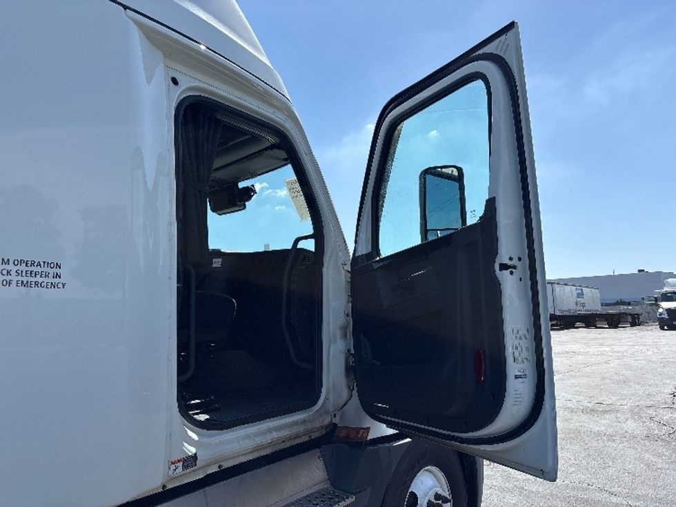 Sleeper Tractor-Heavy Duty Tractors-Freightliner-2023-T12664ST-Torrance-CA-669,578\n\t\tmiles-$ 63,500 - Image 13