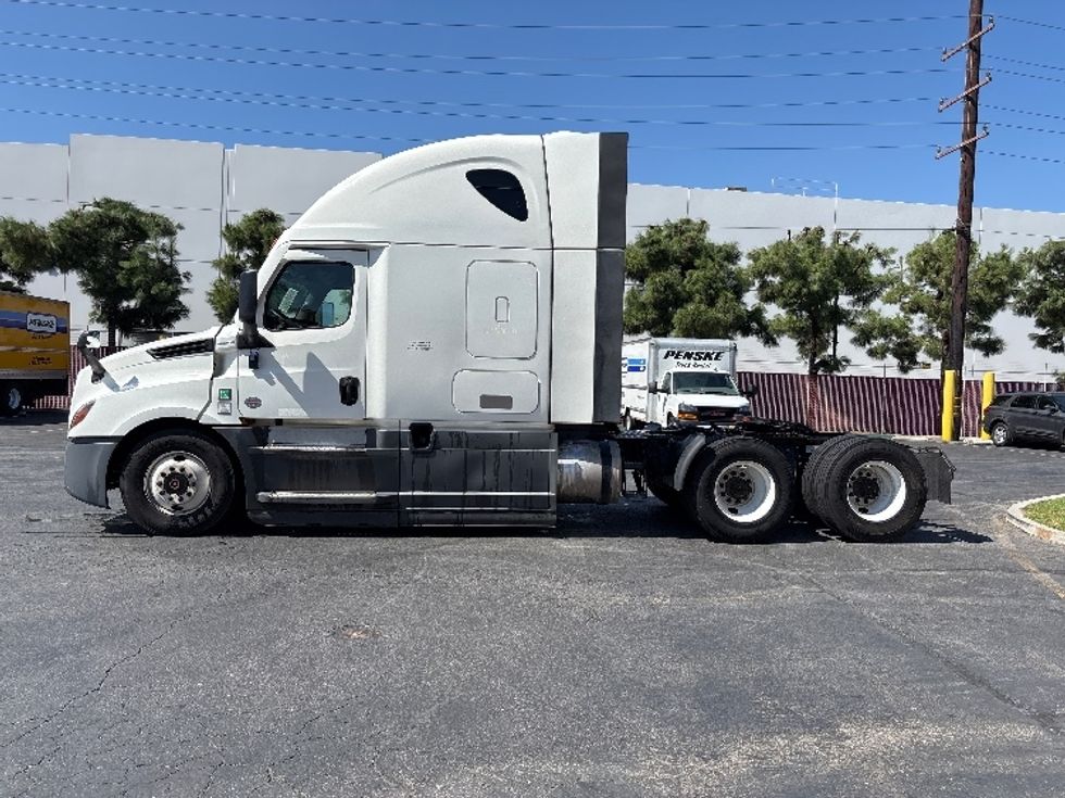 Sleeper Tractor-Heavy Duty Tractors-Freightliner-2023-T12664ST-Torrance-CA-669,578\n\t\tmiles-$ 63,500 - Image 4