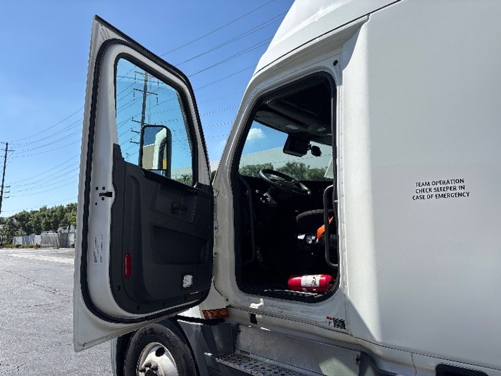 Sleeper Tractor-Heavy Duty Tractors-Freightliner-2023-T12664ST-Torrance-CA-669,578\n\t\tmiles-$ 63,500 - Image 9