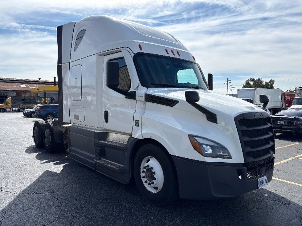 Sleeper Tractor-Heavy Duty Tractors-Freightliner-2023-T12664ST-Torrance-CA-693,297\n\t\tmiles-$ 59,500 - Image 1