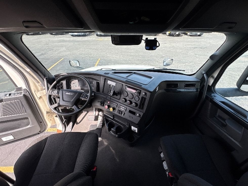 Sleeper Tractor-Heavy Duty Tractors-Freightliner-2023-T12664ST-Torrance-CA-693,297\n\t\tmiles-$ 59,500 - Image 12