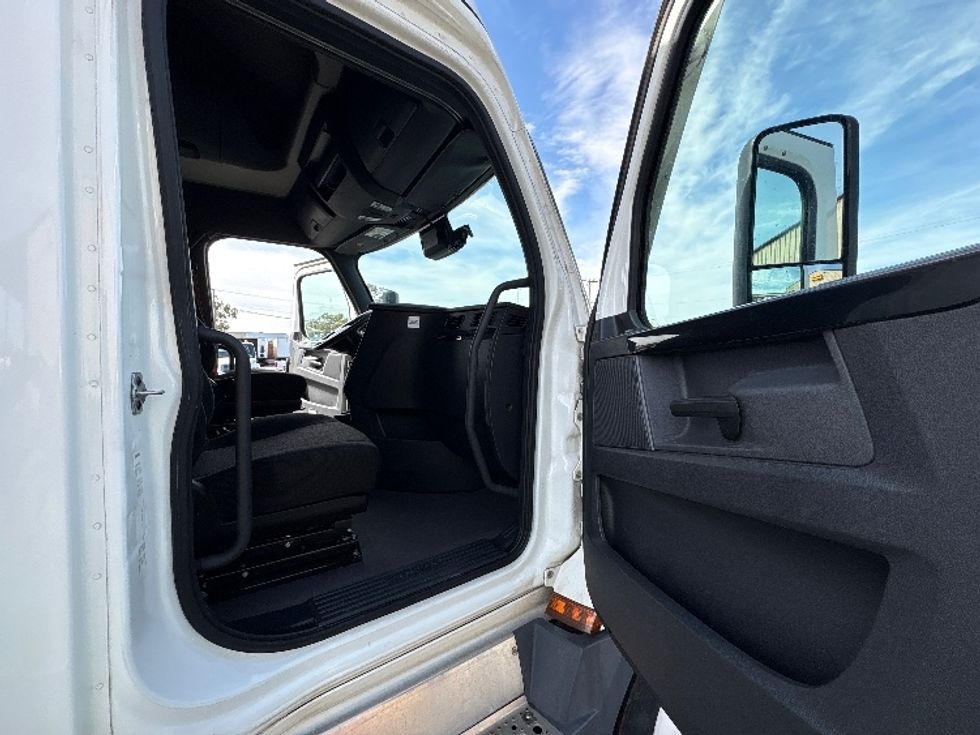 Sleeper Tractor-Heavy Duty Tractors-Freightliner-2023-T12664ST-Torrance-CA-693,297\n\t\tmiles-$ 59,500 - Image 13